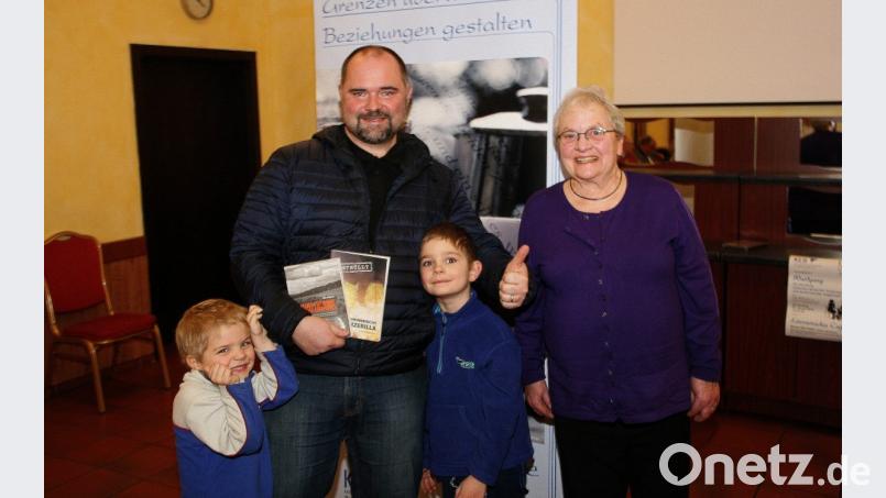 Begleitet wurde Petr Mikšícek von seinen kleinen Söhnen Adam (links) und Matej (rechts). Die Leiterin des literarischen Zirkels, Roswitha Budow (rechts), bedankte sich für den Besuch. Bild: wro