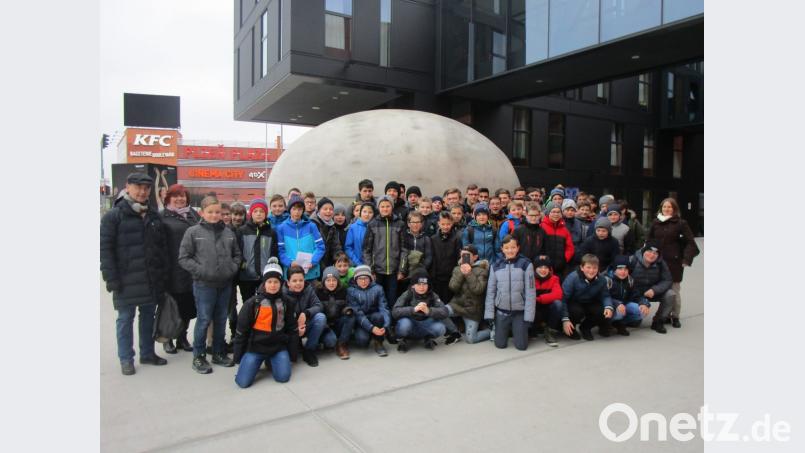 Die Kulturfahrt der Realschule im Stiftland führte ins Neue Theater nach Pilsen. Bild: exb