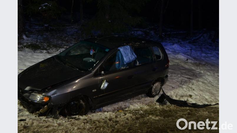 Der Netherlands Car wurde bei diesem Unfall total beschädigt. Eine 42-Jährige aus der Großgemeinde Vohenstrauß erlitt schwere Verletzungen. Ob gesundheitliche Gründe oder Glatteis ursächlich für den Unfall waren, ließ sich nicht sofort klären. Bild: dob