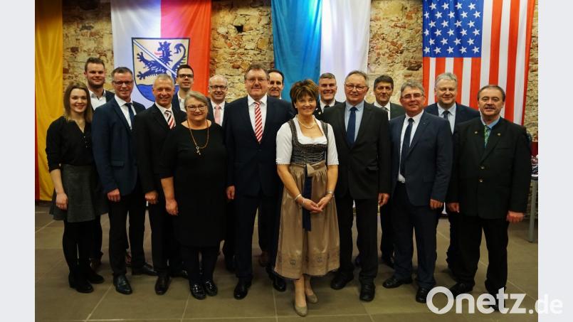 Viele Ehrengäste waren gekommen, um Bürgermeister Hans-Martin Schertl zu gratulieren. Geminsam stellte sich der Jubilar mit seiner Frau Gerlinde (Mitte), eingerahmt von den anwesenden Bürgermeistern, Waltraud Lobenhofer von der AOVE (6.v.l.), seiner Familie und Landrat Richard Reisinger (2.v.r.) zum Erinnerungsfoto auf. Bild: Stefanie Gradl