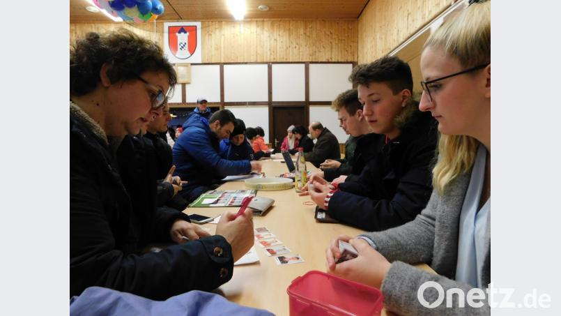 Auf der Sticker-Tauschbörse in Kirchenthumbach wird fleißig gesammelt und getauscht. Bild: msh