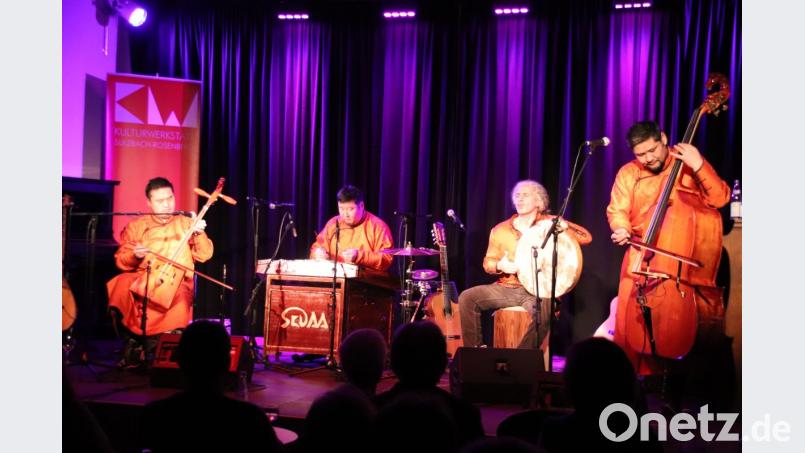 Wilde Ritte über die mongolische Steppe vollführen im Seidelsaal (von links) Nasaa Nasanjargal (Pferdekopfgeige), Ganzorig Davaakhuu (Yochin), Omid Bahadori (Rahmentrommel) und Naraa Naranbaatar (Bassgeige). Bild: cog