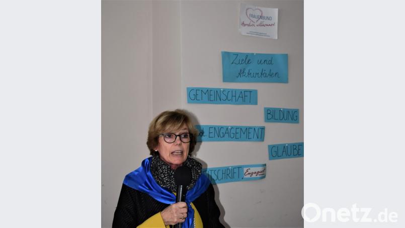 Vorsitzende Doris Schreglmann erklärt die Arbeit des KDFB. Bild: rgr
