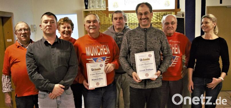 Als neues Mitgled übernimmt Silvia Bulligan den Schriftführerposten, Peter Nasz tritt als Vizepräsident zurück und geht in den Ausschuss. Harald Bulligan wurde für 25 Jahre geehrt. Vorsitzender Andreas Kink, Manfred Kurz, ist 25 Jahre beim Fanclub, Elisabeth Nasz, Jngo Rinaldi neuer Vizepräsident und Revisor Robert Schuster (von rechts). Bild: arw