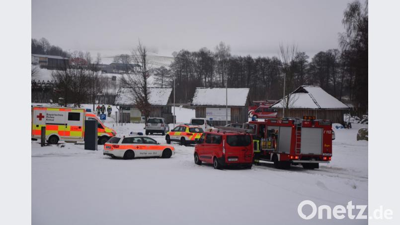Einsatzkräfte von BRK und der Feuerwehren rückten zum Geschichtspark an. Bild: jr