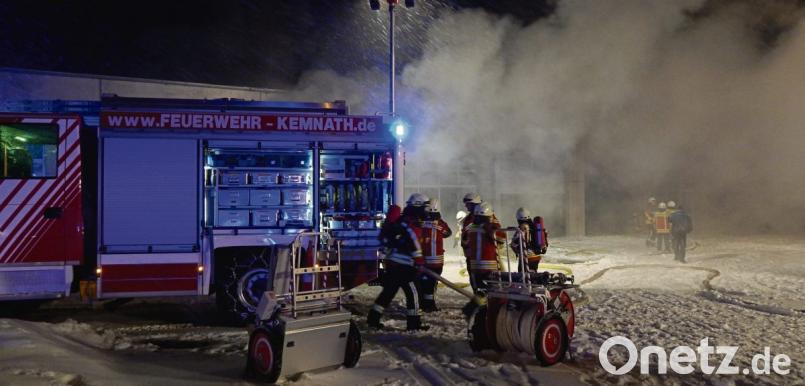 Bereits beim Eintreffen der ersten Feuerwehrleute kommt dichter Rauch aus einer Firmenhalle in Kemnath. Bild: mde