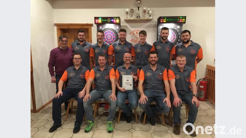 Das Meisterteam mit dem bisherigen Teamcoach Daniel Meckl (hinten re) und dem neuen Coach Johannes Meckl (hinten 4.v.re). Bild: gz