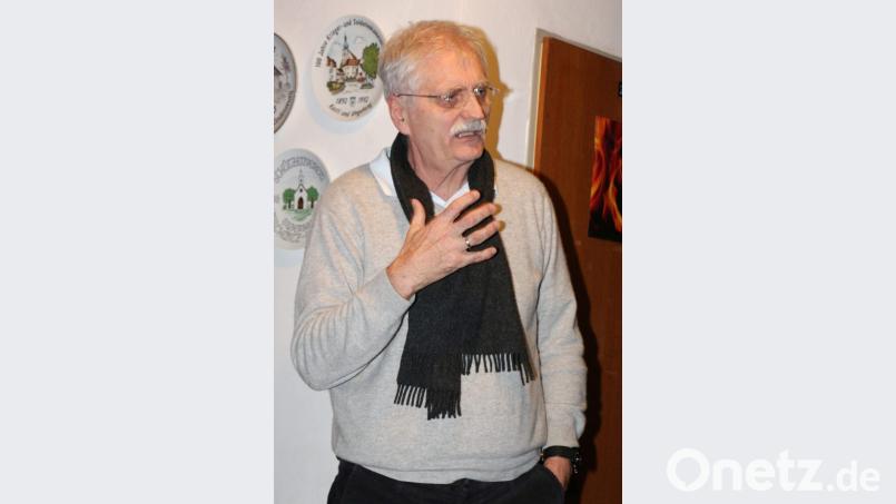Architekt Emil Lehner erläutert die weitere Vorgehensweise bei der Dorferneuerung und kündigt einen Fragebogen an. Bild: rpp