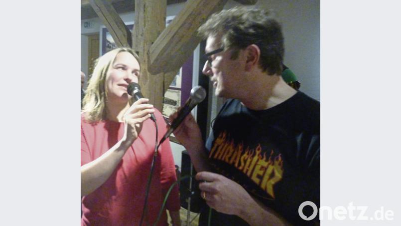 Was Robbie Williams und Nicole Kidman können, beherrscht auch das Duo Monika Eichhammer und Martin Kammerer: Bei einer Jam-Session im „Taubnschusterhaus“ singen sie „Something Stupid“. Bild: exb