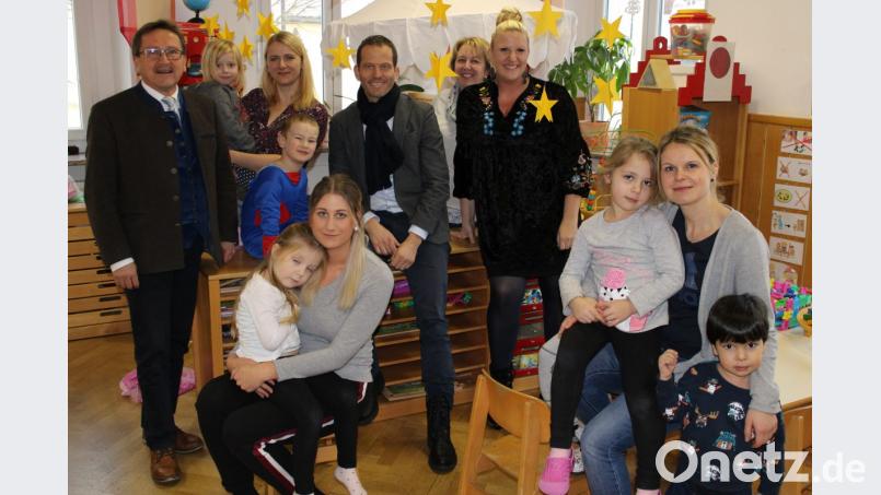Vor Ort machte sich MdB Albert Rupprecht (Mitte) ein Bild von der Umsetzung des Bundesförderprogramms &quot;Sprach-Kitas&quot;. Bürgermeister Hans Donko (links), Kindergartenleiterin Sabine Schöpf-Schreiber (sitzend, rechts), Kerstin Reintsch, Petra Dietl und Janine Conrad (stehend, von rechts) berichteten von bemerkenswerten Erfolgen. Bild: ckl
