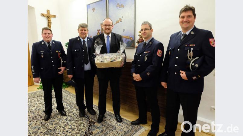 &quot;Absolut gerne übernehme ich die Schirmherrschaft für euer 150-jähriges Feuerwehrjubiläum&quot;, betont Landrat Andreas Meier nach der Bitte von stellvertretendem Vereinsvorsitzendem Fabian Weidensteiner (links). Kommandant Michael Roith (rechts), stellvertretender Kommandant Thomas Feige (Zweiter von rechts) und Bürgermeister Martin Schregelmann (Zweiter von links) freuten sich über die Zusage. Bild: wlr