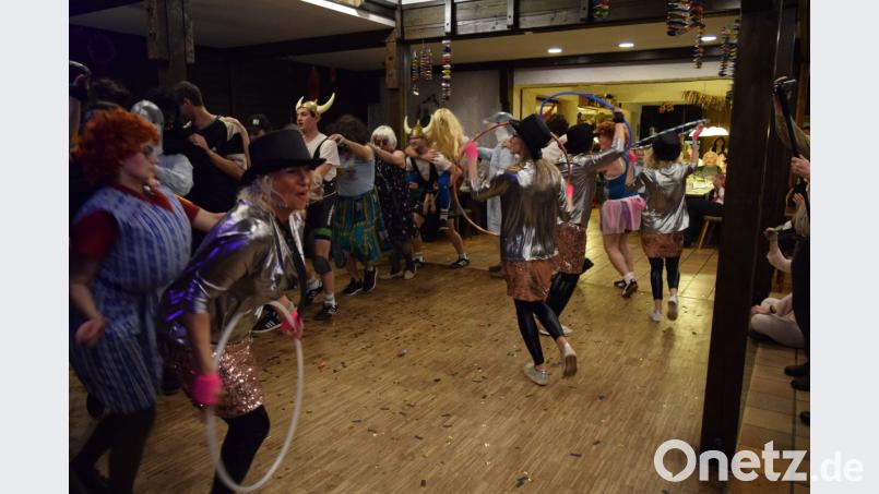 Eine quietschbunte und fidele Olympiade organisieren die Macher des Bauernballs als Höhepunkt der Veranstaltung. Bei Disziplinen wie Synchron-Tanzeinlage oder Hornochsenrennen blieb keine Auge trocken. Zum großen Finale (Foto) präsentierten sich alle Mitwirkenden dem Publikum im Krämerhof. Bild: amö
