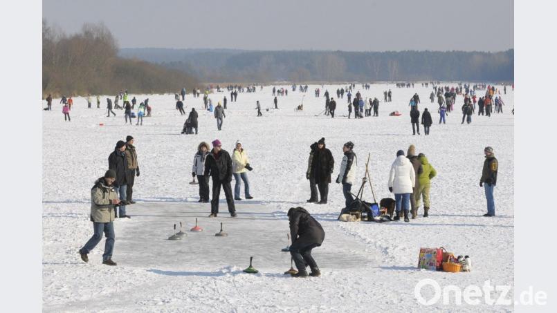 Nicht täuschen lassen: Das Bild wurde an einem Sonntag im Februar 2012 aufgenommen. Den Menschenauflauf, den der Haidweiher damals erlebte, will der Fischereiverein heuer verhindern. Bild: Petra Hartl