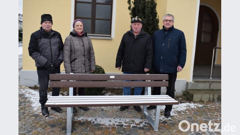 Die Wanderfreunde (von links) Hans und Anna Most und Xaver Breitschaft übergeben die Sitzbänke an Bürgermeister Richard Tischler. Bild: bnr