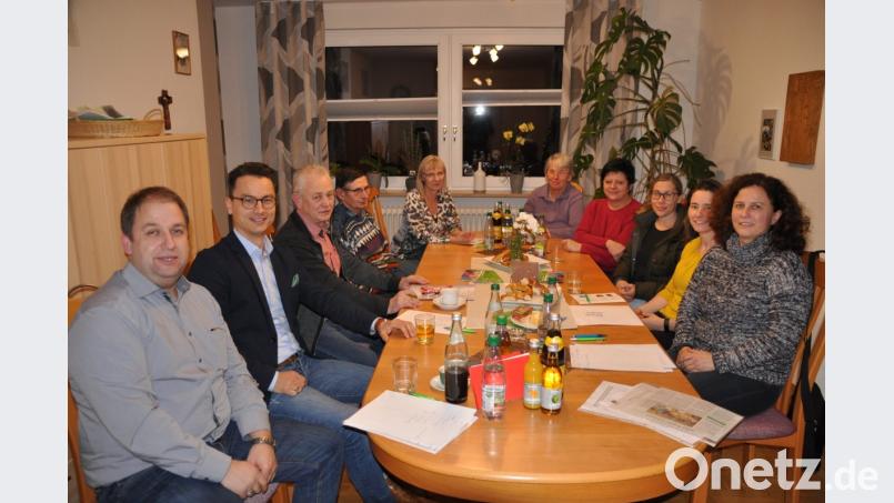 Der Förderverein des Sonderpädagogischen Förderzentrums um Holger Hassel (von links), Bernhard Söllner, Alfred Schuster, Josef Moller und Cornelia Dumler sowie Franziska Schubert (von rechts), Stefanie Danzer, Silke Nußstein, Brigitte Koch und Thekla Franz trifft sich zur Jahreshauptversammlung. Bild: ak
