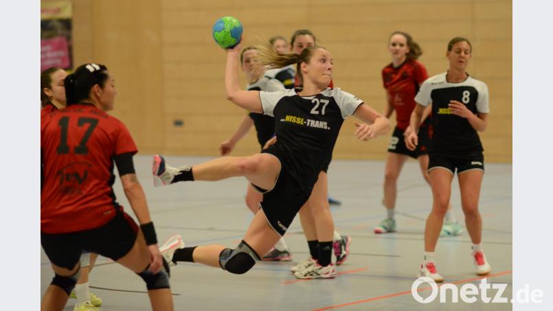 Völlig unbedrängt kann Carina Czichon auf das Tor werfen. Die HSG-Spielerin erzielte beim 24:18-Sieg viert Treffer. Bild: ham