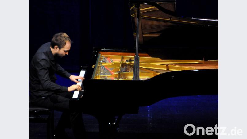 Eine Seltenheit selbst in Kultur-Metropolen: Herbert Schuch spielt im Stadttheater alle 32 Klaviersonaten Beethovens. Im ersten Recital fasziniert er mit Sensibilität, Beweglichkeit und Kraft. Bild: Stephan Huber