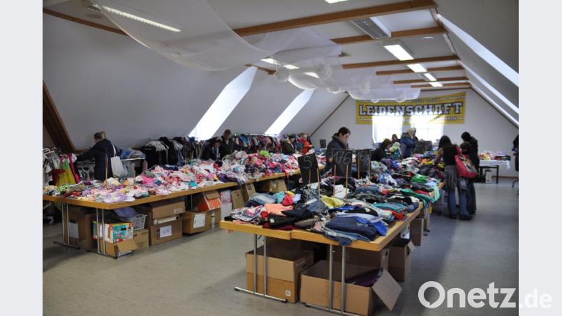 Die Auswahl ist riesig beim Flohmarkt im Mehrzweckraum des Sportheimes. Umso größer ist die Wahrscheinlichkeit, etwas Passendes für den Nachwuchs zu finden. Bild: ak