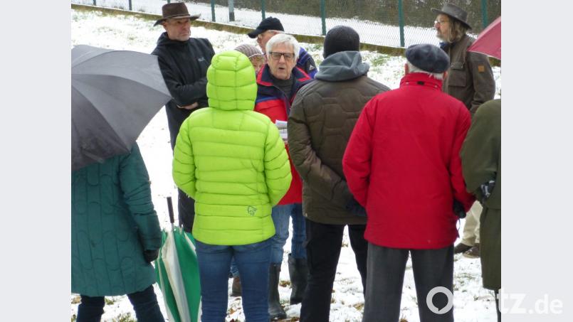Das Areal des künftigen Fahrübungsplatzes nahmen Umweltschützer in Augenschein. Bild: exb