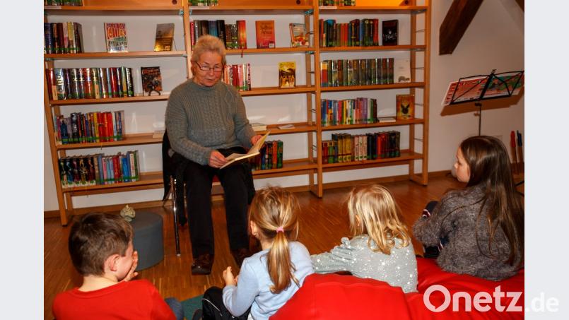 Margit Hohl las den Kindern in der Stadtbücherei die Geschichte des Elefanten "Winzig" vor. Bild: sus