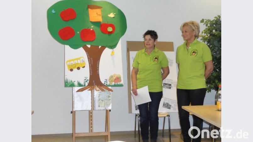 Mit einer Geschichte aus Sicht eines Apfelbaumes auf der Streuobstwiese präsentieren Christa Hösl und Monika Höllerl (von rechts) die Aktionen der Kindergruppe. Bild: jhö