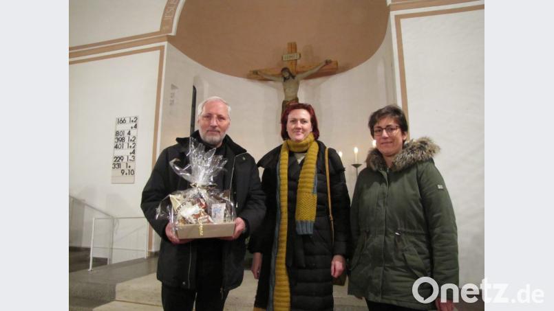 Die Arbeit von „Open Doors“ stellte Pastor P. bei der Gebetswoche vor. Pastorin Dr. Stefanie Schön (Mitte) und die katholische Pfarrgemeinderatsvorsitzende Edith Schön bedankten sich mit einem Geschenkkorb und übergaben eine Spende. Bild: mdö