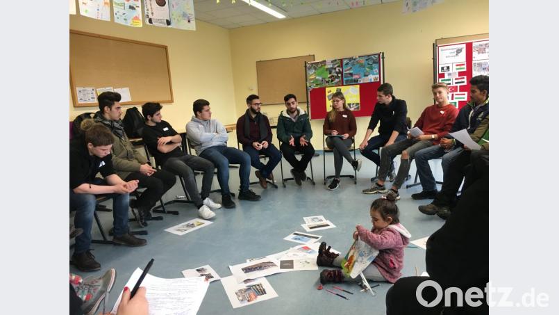 Zehn Flüchtlinge – darunter drei Kinder – kamen in die Realschule und schilderten den Zehntklässlern ihre Fluchtgründe, ihre Hoffnungen und ihre Bleibeperspektive. Bild: exb
