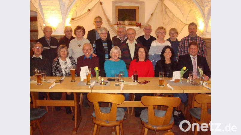 Zu einem gemütlichen Abend in geselliger Runde trafen sich die ehrenamtlichen Helfer des Museums im Fischhof Beer. Rechts Bürgermeister-Stellvertreter Stefan Grillmeier, der auch zweiter Vorsitzender des Museumsfördervereins ist. Links neben ihm das Museumsteam mit Marion Papsch und Nicole Schuller. Bild: wmr