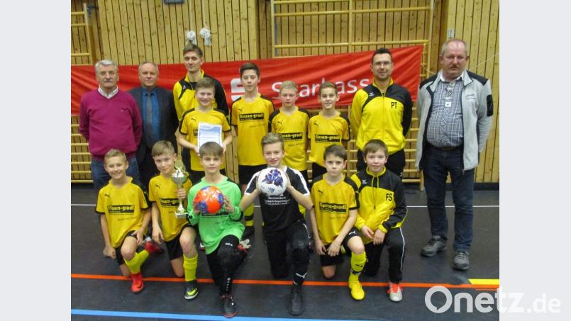 Die JFG Obere Vils wurden bei den D-Junioren Futsal-Kreismeister und qualifizierte sich für die Bezirksmeisterschaft. Auf dem Bild die siegreiche Mannschaft mit (hinten von links) Turnierleiter Karl-Heinz Luber, Hans Luschmann von der Sparkasse Amberg-Sulzbach, Trainer Bastian Ellmaier und (von rechts) Kreisjugendleiter Klaus Meier sowie Trainer Thomas Birner. Bild: bra