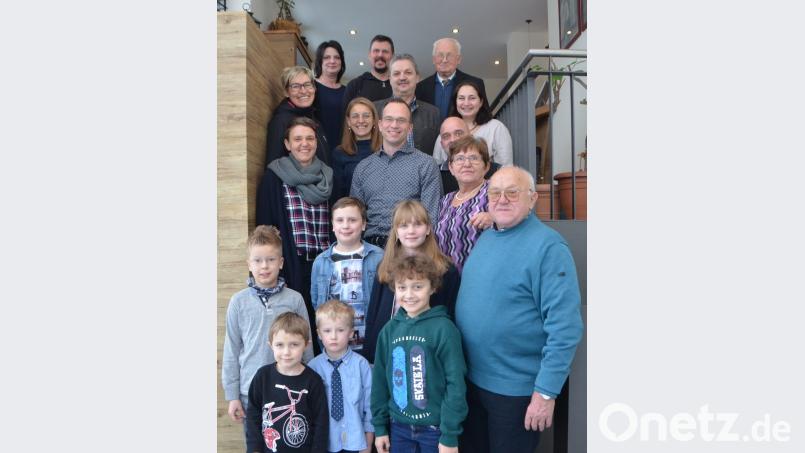 Von Unterfranken in die Oberpfalz. Alfons Amend (rechts) verbringt seinen Lebensabend im schönen Luhetal. Seine Lebensgefährtin Monika Runkel (Zweite von rechts) und seine Kinder und Enkel ließen den gebürtigen Würzburger hochleben. Pfarrer Gerhard Schmidt und Bürgermeister Andreas Wutzlhofer (hinten, von rechts) übermittelten ebenfalls die besten Glück- und Segenswünsche. Bild: dob