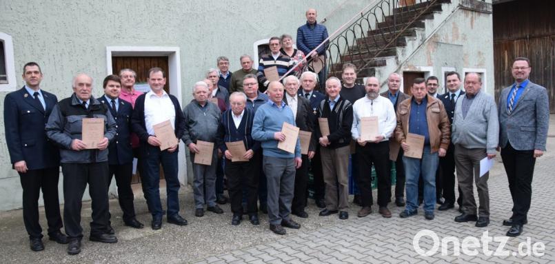 Sie sind die Jubilare der Freiwilligen Feuerwehr Mendorferbuch. Ihnen gratulierten Feuerwehrvorstand Markus Weigert (li) sowie Bürgermeister Florian Junkes (re) und Kommandant Andreas Pollinger (3.v.re). Bild: bö