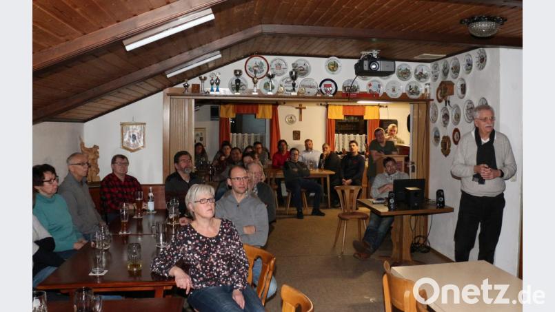 Mit großem Interesse verfolgen die Löschwitzer die Ausführungen von Architekt Emil Lehner (rechts). Bild: rpp