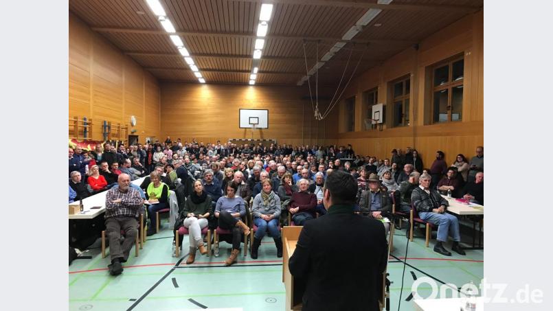 Volle Turnhalle: 350 Störnsteiner folgten der Einladung der Freien Wähler. Redner Tobias Gotthardt macht deutlich, dass seine Partei noch immer gegen die Trassen ist. Bild: exb