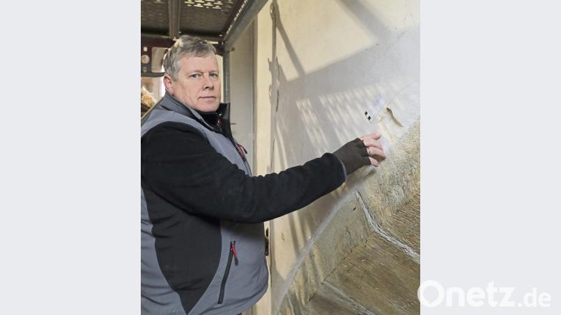 Restaurator Gerhard Staudigl beschriftet die Befundstellen. Bild: Wolfgang Steinbacher