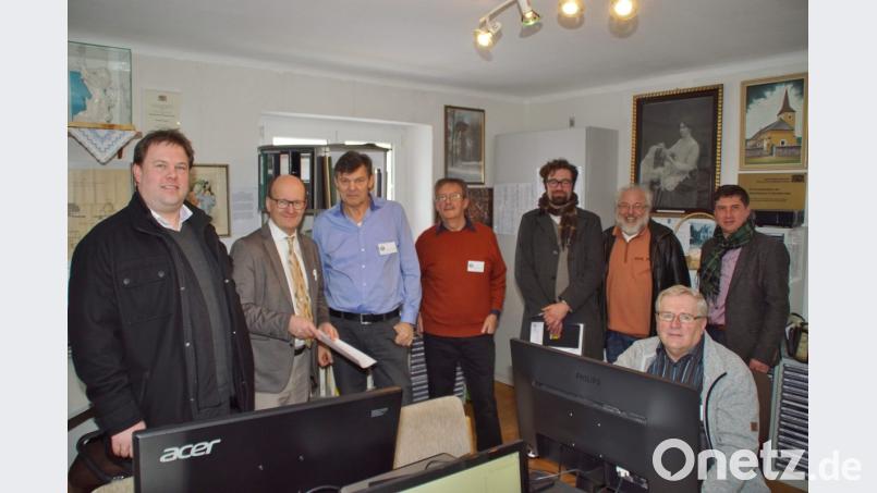 Dr. Tobias Appl und Franz Pfeffer (von links) besuchten mit Alfred Wolfsteiner und Florian Schwemin (Zweiter und Dritter von rechts) das Museum in Stadlern. Hans Vogl (sitzend), Peter Lampl und Heribert Wurm (Dritter und Vierter von links) informierten mit Bürgermeister Gerald Reiter (rechts) über diese Einrichtung. Bild: mmj