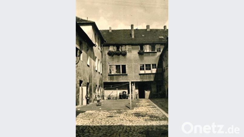 Ist die Aufschrift auf der Rückseite authentisch, dann ist das der Storg-Innenhof in den frühen 50er Jahren. Archivbild: Hermann Reger