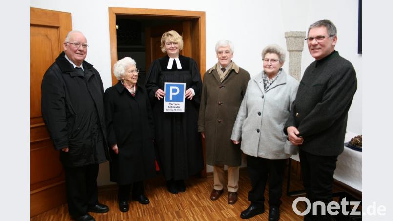 Pfarrerin Nadine Schneider freut sich über viele Glückwünsche, besonders den Parkausweis der Gemeinde. Die Gelegenheit zum persönlichen Gespräch nutzten viele Gläubige wie hier im Vorraum der Schlosskapelle (von links) Ruhestandspriester Siegfried Wölfel, Baronin Helga von Gemmingen-Hornberg, Freiherr Albrecht von Gemmingen-Hornberg, Mesnerin Erika Stock und zweiter Bürgermeister Oskar Schuster. Bild: roh