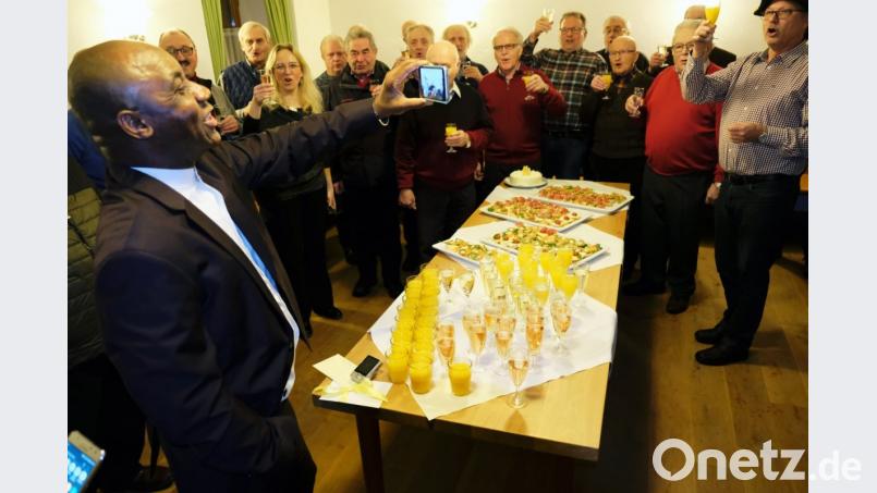 Viele Gläubige nutzten den Empfang zu persönlichen Glückwünschen. Bild: do