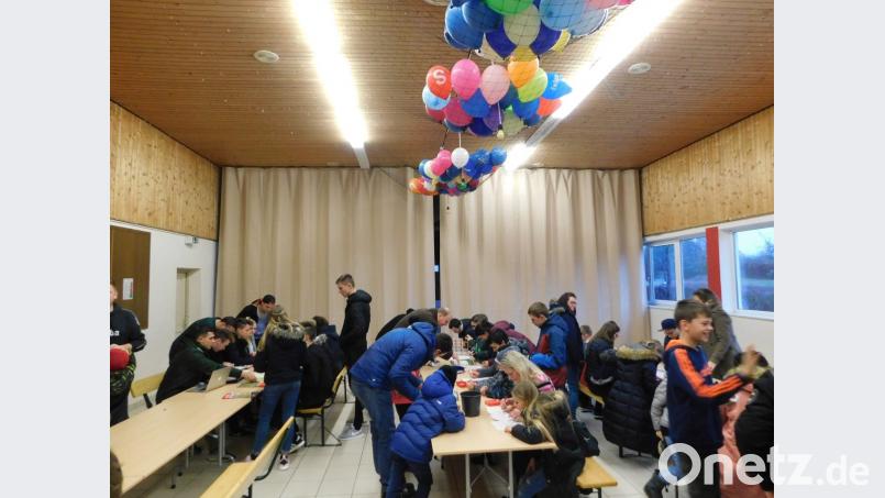 Auf der Sticker-Tauschbörse in Kirchenthumbach sind alle Alterklassen vertreten. Bild: msh