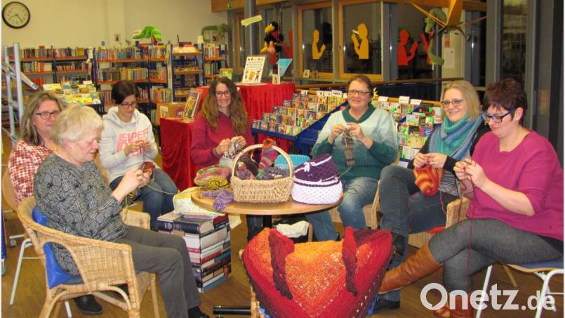 Die Strickrunde möchte wieder größer werden. Die Damen die sich einmal im Monat zum Handarbeiten in der Marktbibliothek treffen, freuen sich weiterhin über Zuwachs. Bild: sei