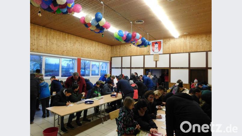 Großer Andrang bei der Sticker-Tauschbörse in Kirchenthumbach. Bild: msh