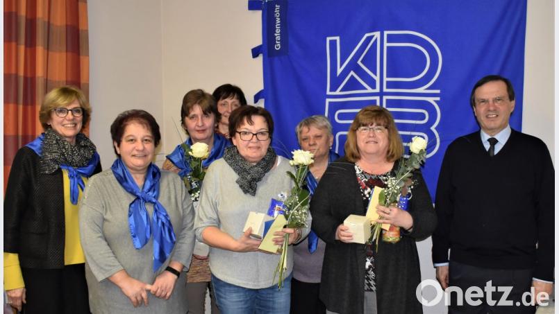 Ein wichtiger Punkt bei der Jahreshauptversammlung waren die Ehrungen der treuen Mitglieder. Das Bild zeigt von links: Doris Schreglmann, Rosi Ließmann, Hedwig Lindner, Theresia Hacker, Ilse Richter, Maria Zitzmann, Gisela Bucher und Pfarrer Bernhard Müller. Bild: rgr