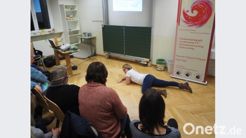 Die beste Übung zur Verbesserung der Körpersicherheit ist laut Evolutionspädagogin Katja Gieler das Kriechen wie ein Reptil. Bild: gz