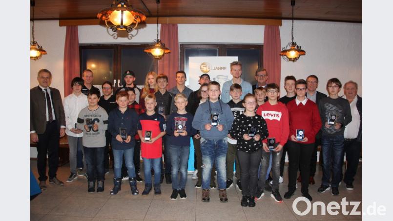 Die neuen Bezirksmeister im Jugend-Kart- und in der Klasse der 270er Kartfahrer mit Bezriksvorsitzendem Horst Seidel (rechts) und den anwesenden Bürgermeistern. Bild: kro