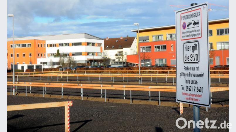 Binnen kürzester Zeit entsteht zwischen der Fleurystraße und der OTH ein Parkplatzprovisorium für 130 Autos. Bild: Stephan Huber