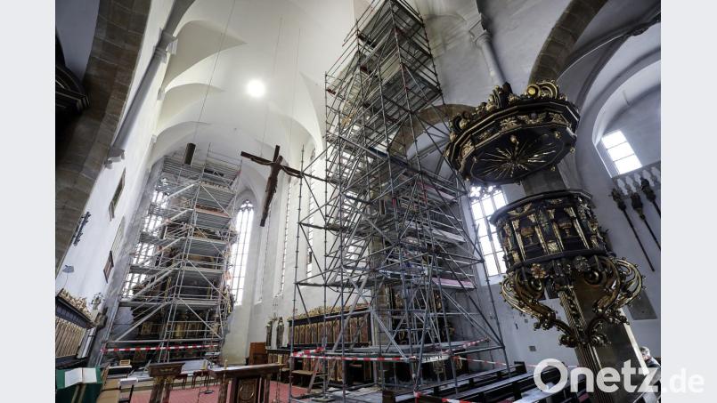Hoch- und Seitenaltar sind von Gerüsten umstellt: Auf ihnen bewegen sich die Experten, die den Sanierungsbedarf genau festlegen. Bild: Wolfgang Steinbacher