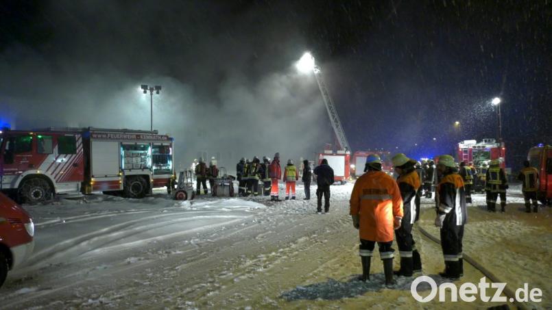 In einer Halle in Kemnath war ein Lkw in Brand geraten. Bild: rw
