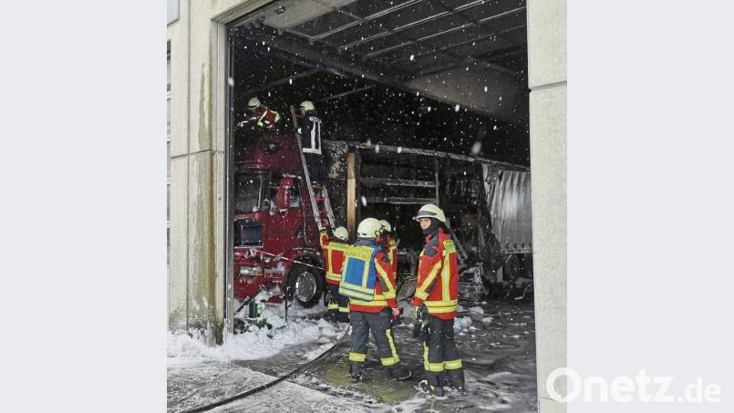 Bis in die Mittagsstunden sind die Kräfte der Feuerwehr Kemnath mit Nachlöscharbeiten beschäftigt. Bild: mde