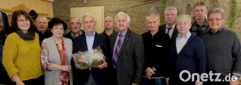 Alfons Lehner ist seit 52 Jahren bei der Baugenossenschaft „Eigenheim" aktiv und seit 27 Jahren als Vorsitzender des Liederkranzes 1862. Zum 80. Geburtstag schüttelt er viele Hände. Bild: le