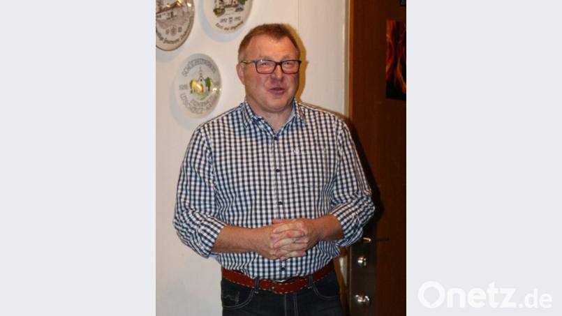 Erwin Lottes begrüßt die Gäste und bedankt sich bei Richard Braunreuther und Alexander Kastner für das Erstellen der Präsentation. Bild: rpp